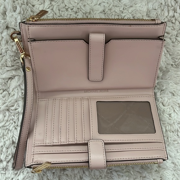 Like New! Michale Kors Jet Set with Wallet - Picture 2 of 9